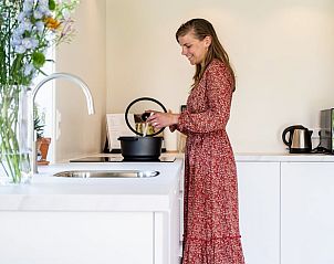 Moderne keuken in Huisje in Oudega SWF, vakantiehuis in Oudega, Friese meren.