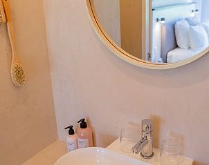 Moderne badkamer in Huisje in Oudega SWF, vakantiehuis in Oudega, Friese meren.