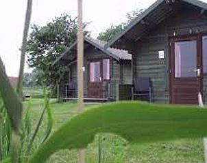 Charmante houten lodges bij Huisje in Nijhuizum vakantiehuis in Friese meren.