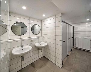 Binnenruimte van FR555 vakantiehuis in Nijhuizum, Fluessen, met ruime eetzaal en houten tafels.