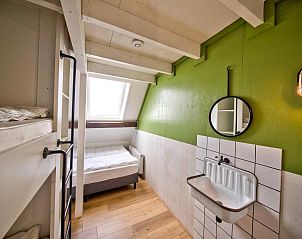 Moderne badkamer van vakantiehuis FR555 in Nijhuizum, Friese meren, met tegelwand en sanitair.