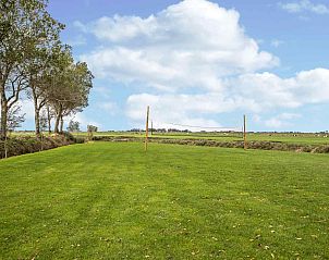 Gezellige eetruimte in vakantiehuis FR555, Nijhuizum, met houten tafels en bar.
