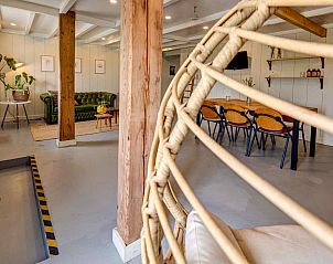 Vergaderruimte in vakantiehuis FR555, Nijhuizum, met lange tafel en veel daglicht.