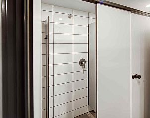 Trouwlocatie bij vakantiehuis FR555 in Nijhuizum, met tent en feestelijke decoratie.