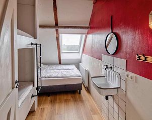 Terras van vakantiehuis FR555 in Nijhuizum, met zitbanken en uitzicht op de omgeving.