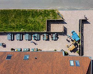 Groene plantendecoratie in vakantiehuis FR555, Nijhuizum, voor een natuurlijke sfeer.