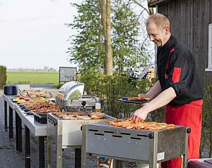Gezellige binnenruimte van vakantiehuis FR006 in Nijhuizum met comfortabele zitplekken.