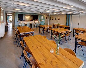 Ruime eetkamer in vakantiehuis FR006 in Nijhuizum, ideaal voor groepsmaaltijden.