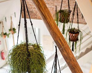 Slaapkamer met rode accenten in vakantiehuis FR006 in Nijhuizum, sfeervol en comfortabel.