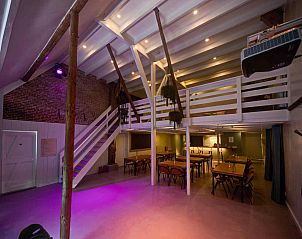 Bovenaanzicht van het terras bij vakantiehuis FR006 in Nijhuizum, perfect voor buitenactiviteiten.