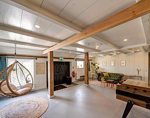 Multifunctionele zaal in vakantiehuis FR006 in Nijhuizum, geschikt voor verschillende activiteiten.