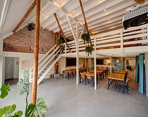 Binnenruimte van Huisje in Nijhuizum, vakantiehuis in Friesland, met gezellige zit- en eetgelegenheid.