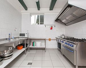 Moderne keuken in Huisje in Nijhuizum, vakantieaccommodatie bij de Friese meren, compleet uitgerust.