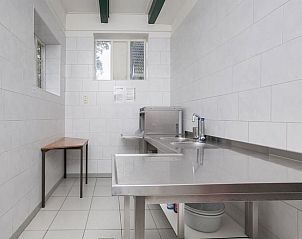 Functionele bijkeuken in Huisje in Nijhuizum, vakantiewoning in Friesland, met roestvrijstalen werkruimte.