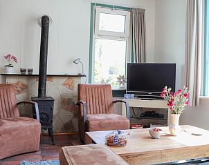 Gezellige woonkamer in vakantiehuis Mts. J. en A. Faber-Breeuwsma, Wyckel, met comfortabele stoelen en houtkachel.