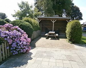 Gemoedelijk terras met picknicktafel in tuin van vakantiehuis Mts. J. en A. Faber-Breeuwsma, Wyckel.