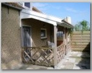 Overdekte veranda met houten hek in vakantiehuis Mts. J. en A. Faber-Breeuwsma, Wyckel, Slotermeer.