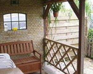 Gezellige zithoek op veranda van vakantiehuis Mts. J. en A. Faber-Breeuwsma, Wyckel, Friesland.