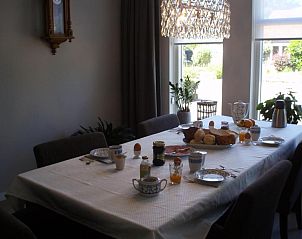 Gezellige eetruimte in B&B Fam. Tavenier, Vrouwenpolder, Walcheren, waar gasten kunnen genieten van ontbijt.