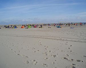 Zonnig strand in Vrouwenpolder, Walcheren, op korte afstand van B&B Fam. Tavenier, perfect voor een dagje uit.