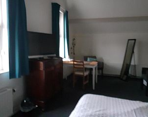 Ruime kamer met bureau in B&B Fam. Tavenier, Vrouwenpolder, Walcheren, ideaal voor werk of ontspanning.