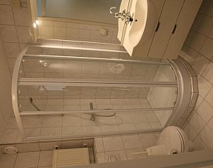 Ruime badkamer met douche in appartement De Groede, Oosterend, Terschelling