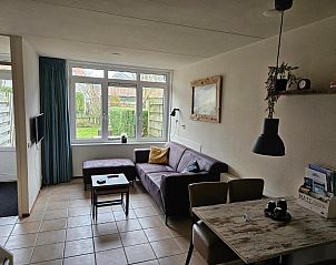 Comfortabele woonkamer in De Groede, Oosterend, Terschelling met uitzicht op tuin