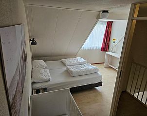 Lichte slaapkamer met tweepersoonsbed in De Groede, Oosterend, Terschelling