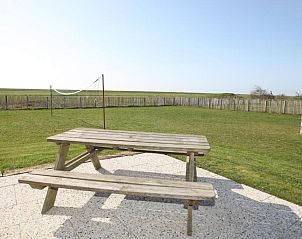 Buitenterras met picknicktafel bij De Groede, Oosterend, Terschelling
