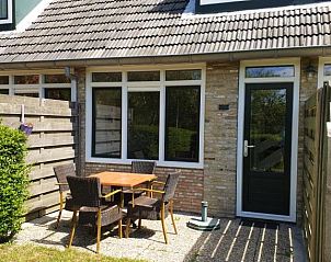 Zonnig terras met tuinmeubilair bij De Groede, Oosterend, Terschelling