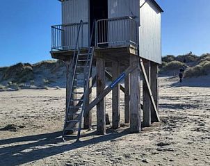 Karakteristiek reddingshuisje op het strand van Terschelling, nabij De Groede