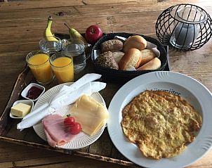 Uitgebreid ontbijt bij Bed & Breakfast Zeeland, Noordwelle, met vers fruit en broodjes.