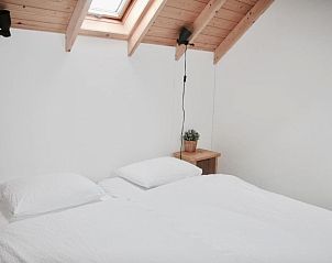 Sfeervolle slaapkamer onder houten dak in Bed & Breakfast Zeeland, Noordwelle.