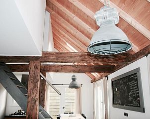 Authentieke houten balken in de binnenruimte van Bed & Breakfast Zeeland, Noordwelle.