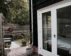 Charmant terras bij het vakantiehuis van Bed & Breakfast Zeeland, Noordwelle.