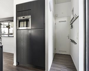 Stijlvolle keuken in Waterpark Sneekermeer 4-persoons woning 4C, Terherne, met moderne apparatuur en strakke afwerking.