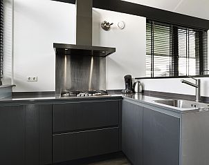 Ingang en keuken van Waterpark Sneekermeer 4-persoons woning 4C, Terherne, met praktische indeling en moderne uitstraling.