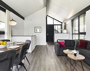 Koffiezetapparaat in Waterpark Sneekermeer 4-persoons woning 4C, Terherne, voor een ontspannen start van de dag.