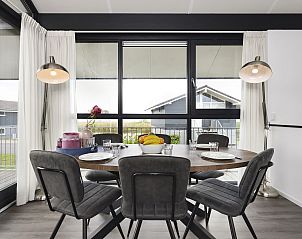 Slaapkamer in Waterpark Sneekermeer 4-persoons woning 4C, Terherne, met comfortabel bed en rustige inrichting.