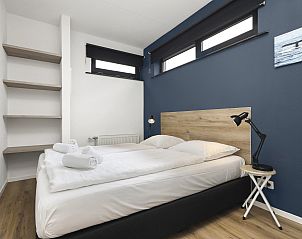 Moderne badkamer in Waterpark Sneekermeer 4-persoons woning 4C, Terherne, met douche en toilet voor optimaal comfort.