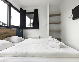 Tweede slaapkamer in Waterpark Sneekermeer 4-persoons woning 4C, Terherne, met tweepersoonsbed en minimalistische stijl.