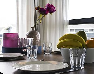 Balkon van Waterpark Sneekermeer 4-persoons woning 4C, Terherne, met zitgedeelte en uitzicht op het water.