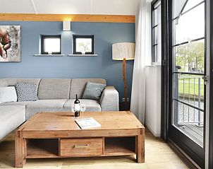 Moderne zithoek in Waterpark Sneekermeer 6-persoons woning 6C1, Terherne, Friese meren.