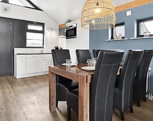 Eetruimte in Waterpark Sneekermeer 6-persoons woning 6C1, Terherne, met een robuuste houten tafel.