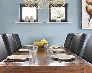 Sfeervolle eetkamer in Waterpark Sneekermeer 6-persoons woning 6C1, Terherne, Friese meren.