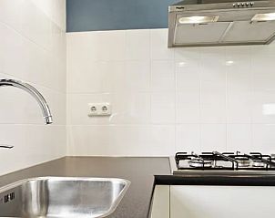 Keuken met moderne apparatuur in Waterpark Sneekermeer 6-persoons woning 6C1, Terherne.