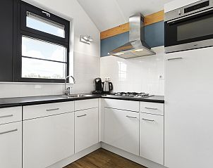 Comfortabele slaapkamer met twee bedden in Waterpark Sneekermeer 6-persoons woning 6C1, Terherne.