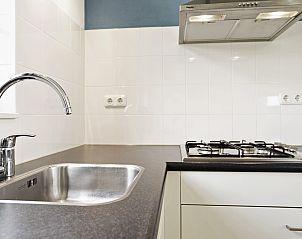 Slaapkamer met dubbel bed in Waterpark Sneekermeer 6-persoons woning 6C1, Terherne, Friese meren.