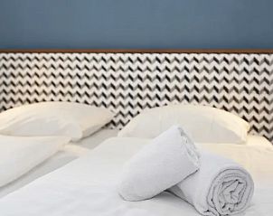 Gezellige slaapkamer in Waterpark Sneekermeer 6-persoons woning 6C1, Terherne, met zachte bedden.