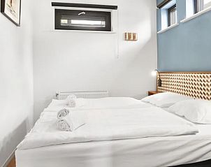 Ruime slaapkamer met comfortabele bedden in Waterpark Sneekermeer 6-persoons woning 6C1, Terherne.